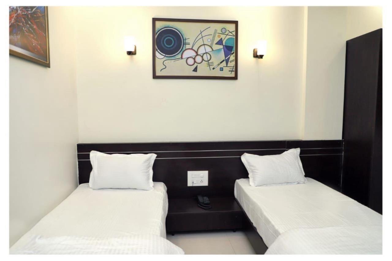Hotel Opal Plaza Executive Waluj Buzurg Exterior foto
